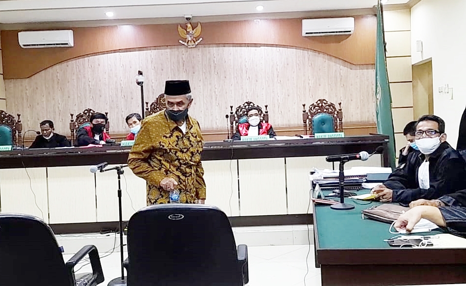 Mantan Bupati Banjar, H Khalilurrahman dihadirkan dalam sidang tipikor PD Baramarta di Pengadilan Tipikor Banjarmasin. (foto: leon)
