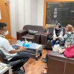 Kasat Reskrim Polres Kotabaru beserta KBO Sat Reskrim saat memberikan arahan kepada Syarifah Zahrah dan orang tuanya (Sumber Foto: Satreskrim/koranbanjar.net)