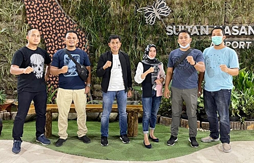Anggota kepolisian berfoto saat menemukan Syarifah Zahrah. (foto: humas)
