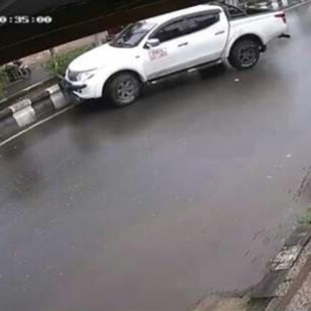 Mobil Tabrak Pembatas Jalan di Tanah Bumbu, Satu Pengendara Turut Terjatuh