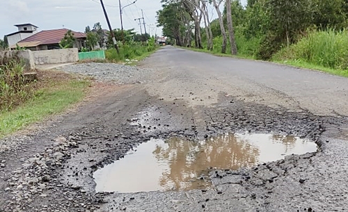 Akses jalan lima desa menuju Kota Marabahan, Batola mengalami kerusakan cukup parah. (foto: faqih)