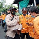 Petugas melakukan pendataan terhadap rumah yang hangus terbakar di Pelambuan, Banjarmasin Barat, Kalimantan Selatan. (foto: yanda)