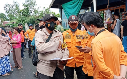 Petugas melakukan pendataan terhadap rumah yang hangus terbakar di Pelambuan, Banjarmasin Barat, Kalimantan Selatan. (foto: yanda)
