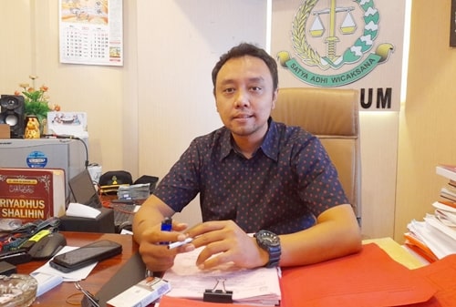 Kasi Pidana Umum Kejari Banjarmasin, Denny Wicaksono saat wawancara dengan koranbanjar.net. (foto: leon)