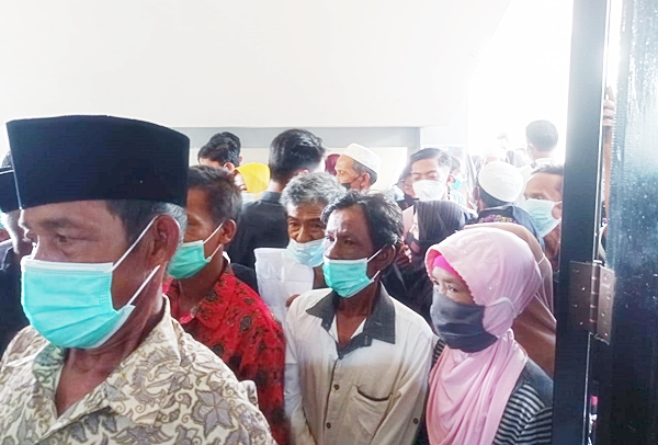 Pemohon E-KTP di Kabupaten Banjar tidak biasanya berbondong-bondong datang ke Kantor Disdukcapil Kabupaten Banjar. (foto: ist)