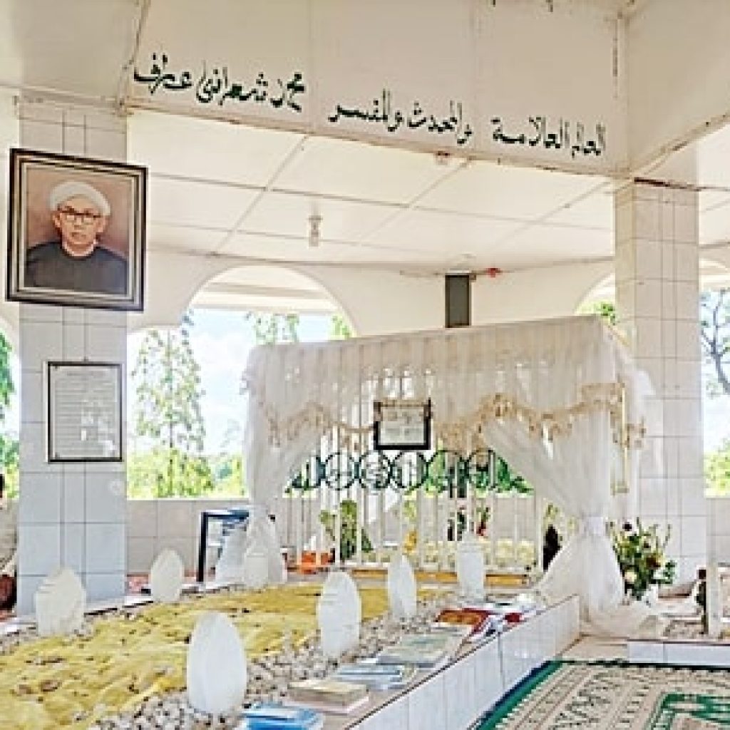 Kakek Rahman, Sudah 52 Tahun Merawat Makam KH. Anang Sya’rani Arif Kampung Melayu
