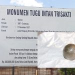 Monumen sejarah temuan Intan Trisakti di Desa Pumpung Kecamatan Cempaka, Kota Banjarbaru. Intan Trisakti sebesar bola pingpong. (sumber foto: wikipedia.org)