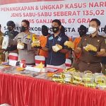 Kapolresta Banjarmasin didampingi unsur Forkopimda Banjarmasin menggelar jumpa pers atas penangkapan kurir jaringan internasional di Mapolresta Banjarmasin, Selasa (15/6/2021).