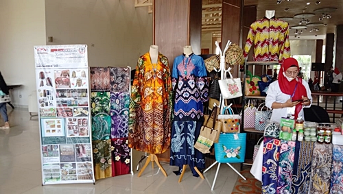 Produk yang dipamerkan pada Ajang UMKM 2021 di Hotel Novotel Banjarbaru. (foto: koranbanjar.net)