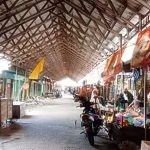 Eks Pasar Bauntung Banjarbaru masih diisi sejumlah pedagang untuk berjualan. (foto: koranbanjar.net)