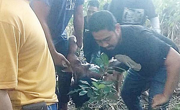 Petugas kepolisian Polresta Palangka Raya beserta Tim Macan Kalteng berhasil meringkus pelaku penusukan ibu hamil di dalam hutan. (foto: borneo24/koranbanjar.net)