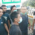 Pelaku penusukan terhadap ibu hamil di Palangkaraya saat diinterogasi petugas Polresta Palangkaraya, Polda Kalteng. (foto: borneo24/koranbanjar.net)