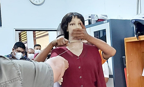 Rekonstruksi pembunuhan sadis dengan pelaku Hery Purwanto dan korban Rahmah di Kota Banjarmasin, Kalimantan Selatan. (foto: yanda)