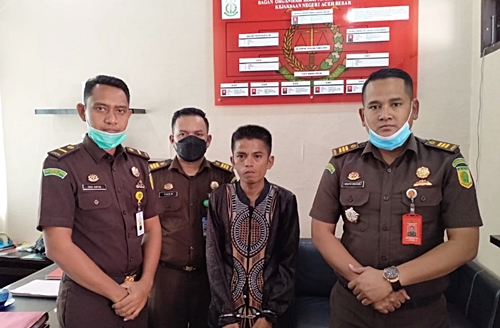 Tim dari Kejaksaan Negeri Aceh Besar saat melakukan eksekusi badan terhadap terdakwa MA untuk menjalani hukuman 200 bulan penjara di Rutan Jantho, Aceh, Kamis 24 Juni 2021. (Courtesy: Kejari Aceh Besar)