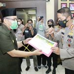 Pj Walikota Banjarmasin memberikan penghargaan kepada Kapolresta Banjarmasin.(foto: yanda)