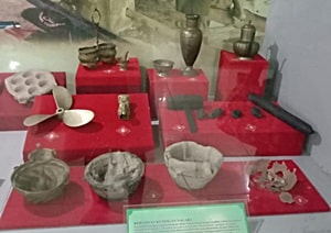 Kerajinan Kuningan Nagara di Museum Kalsel. (foto: koranbanjar.net)