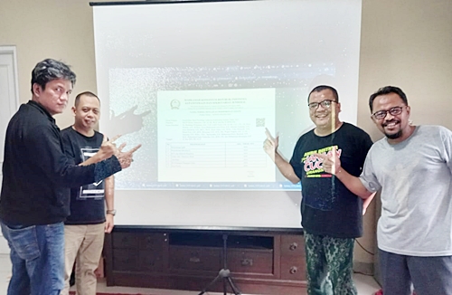 Denny Indrayana bersama kuasa hukumnya. (foto: dok)