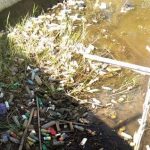 Sampah berserakan di Embung Sidodadi Kota Banjarbaru. (foto: koranbanjar.net)