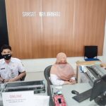 Petugas Gerai UPPD Samsat Banjarbaru sedang sibuk melakukan perhitungan pendapatan paja usai melayani wajib pajak satu hari (foto: leon)