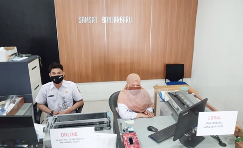 Petugas Gerai UPPD Samsat Banjarbaru sedang sibuk melakukan perhitungan pendapatan paja usai melayani wajib pajak satu hari (foto: leon)