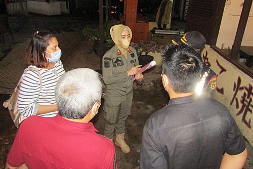 Petugas saat melaksanakan tugas Sabtu malam tadi. (foto: Satpol PP)