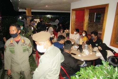 Petugas membubarkan kerumunan masayarakat dalam rangka operasi PPKM di Kota Banjarbaru, Kalsel. (foto: Satpol PP)
