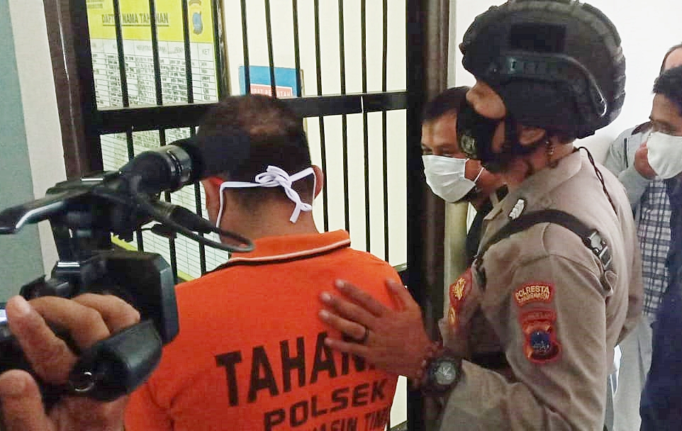Pelaku pembunuhan di Jl Veteran Kota Banjarmasin, Rama Iriansyah saat akan dimasukkan ke sel tahanan di Banjarmasin. (foto: yanda)