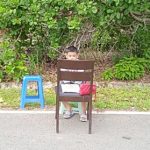 Seorang anak mengikuti kelas di pinggir jalan demi mendapatkan sinyal internet. (foto: suara.com)