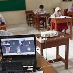 Suasana uji coba sekolah tatap muka dengan protokol COVID-19 di sebuah SD di Jakarta, Indonesia, Jumat, 4 Juni 2021. (AP Photo/Tatan Syuflana)