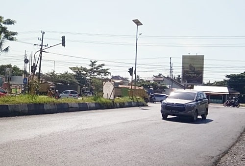 Traffic Light di Simpang Tiga Jl H Mistar Cokrokusumo dan Jl Trikora Kota Banjarbaru sudah cukup lama tidak berfungsi. Sehingga sangat mengganggu ketertiban lalu lintas. (foto: koranbanjar.net)