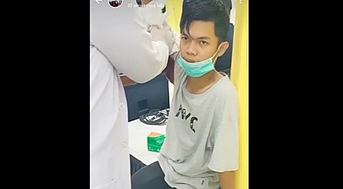 Pengunjung menjadi korban serangan ular phyton di sebuah mall. (foto: tangkapan video)