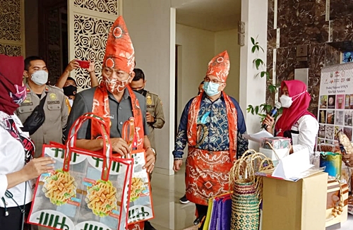 Wakil Walikota Banjarbaru, Wartono saat menghadiri acara Ajang UMKM 2021. (foto: koranbanjar.net)