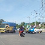 Arus lalu lintas di simpang 4 Kelurahan Guntung Manggis tanpa disertai traffic light. (foto: aristy)