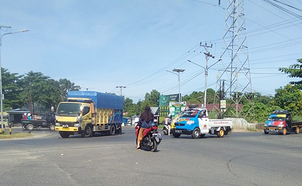 Arus lalu lintas di simpang 4 Kelurahan Guntung Manggis tanpa disertai traffic light. (foto: aristy)