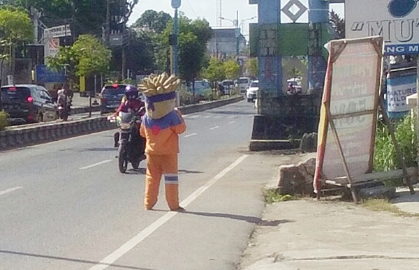 Seorang wanita mengenakan badut jalan kostum Naruto di sekitar Q-Mall Kota Banjarbaru, Kalimantan Selatan. (foto:aristy)