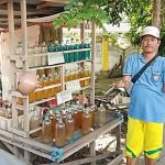 Andre dengan keterbatasan fisik, pantang menyerah mengais rezeki di kawasan Jalan Sultan Adam Martapura. (foto: ist)