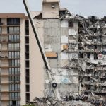 Petugas darurat melakukan upaya pencarian dan penyelamatan di lokasi bangunan tempat tinggal yang sebagian runtuh di Surfside, dekat Miami Beach, Florida, AS, 29 Juni 2021. (Foto: REUTERS/Joe Skipper)