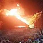 Kebakaran di Kota Banjarmasin, mengakibatkan dua rumah hangus terbakar. (foto: yanda/koranbanjar.net)