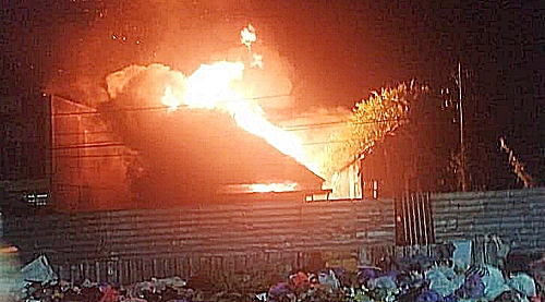 Kebakaran di Kota Banjarmasin, mengakibatkan dua rumah hangus terbakar. (foto: yanda/koranbanjar.net)