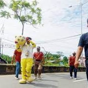 Badut Jalan Boleh Menghibur, Asal di Taman Bermain dan Objek Wisata