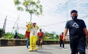 Anggota Satpol PP Kota Banjarbaru saat menertibkan para badut jalan. (foto: koranbanjar.net)
