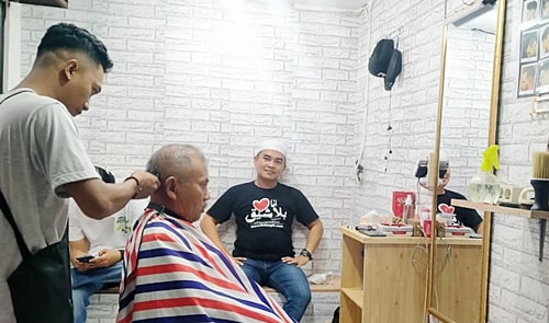 KAI Banjar langsung melakukan gundul rambut usai mengetahui hasil perhitungan suara paman birin unggul.(Foto: Agus Hasanudin)