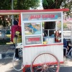 Pedagang bakso Malang ini tetap bertahan di tengah pandemi Covid-19 di Kota Banjarbaru, Kalimantan Selatan. (foto: koranbanjar.net)
