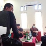 Para korban mengadu ke pihak kepolisian. (foto: Borneo24/koranbanjar.net)