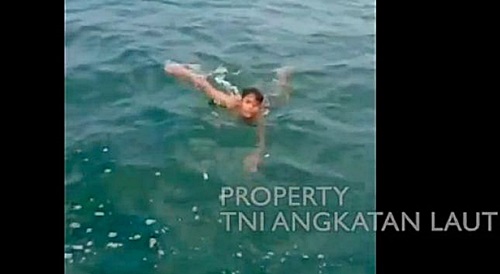 Anak 14 tahun berenang sendiri di tengah laut [instagram TNI AL]
