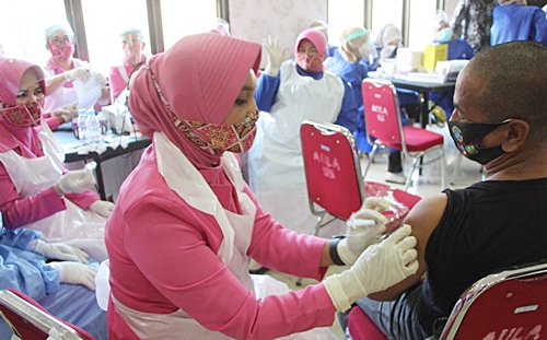 Pelaksanaan Vaksinasi Masal di Polres Kotabaru pada, Sabtu (26/6/2021) kemarin (Sumber Foto: cah/koranbanjar.net)