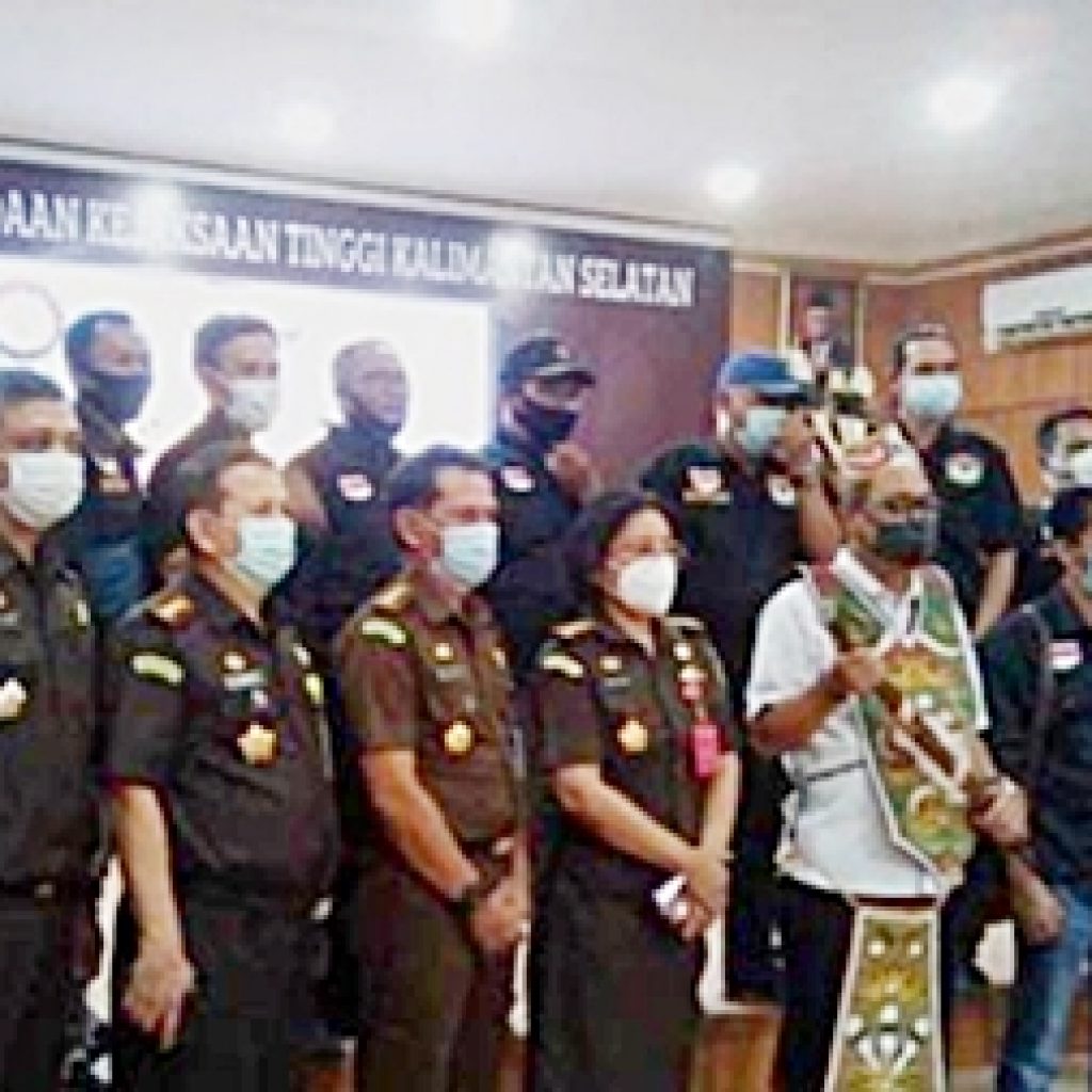 Puluhan Warga Dayak Ngeluruk ke Kejati Kalsel, Serahkan Mandau ke Kajati