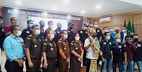 Masyarakat dayak Kalimantan ngeluruk ke Kejati Kalsel. (foto: ist)