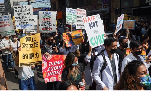 Warga AS, sebagian warga keturunan Asia, melakukan aksi unjuk rasa menuntut dihentikannya kebencian anti etnis Asia. (foto: dok).