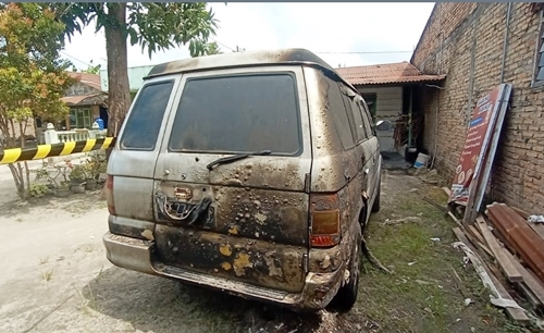 Mobil milik jurnalis Metro TV yang dibakar orang tak dikenal di Kabupaten Serdang Bedagai, Sumatera Utara, 31 Mei 2021. (Foto: istimewa)